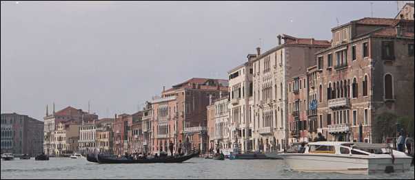 Traghetto over Canal Grande og flotte huse.jpg (21176 bytes)