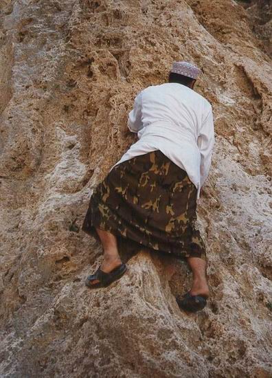 Mohammeds falaj klatrer.jpg (30776 bytes)