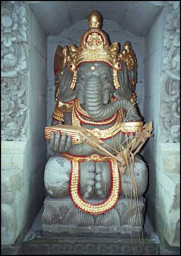Elefantfigur i Penestanan tempel.jpg (27527 bytes)