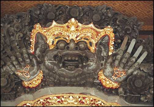 Relief med hoved i Penestanan tempel.jpg (31663 bytes)
