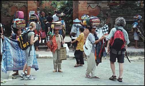 Sarongsaelgere foran Ubud Palace.jpg (29975 bytes)