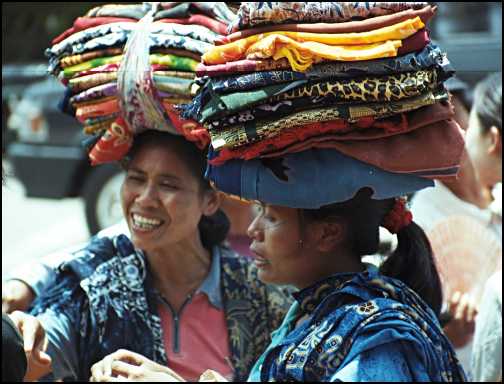To kvinder saelger sarong.jpg (31721 bytes)