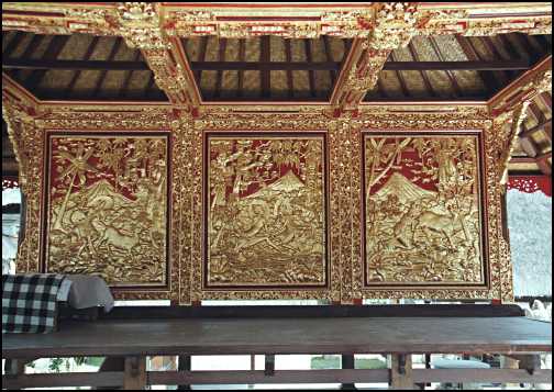 Tre gyldne reflieffer i Penestanan tempel.jpg (39417 bytes)