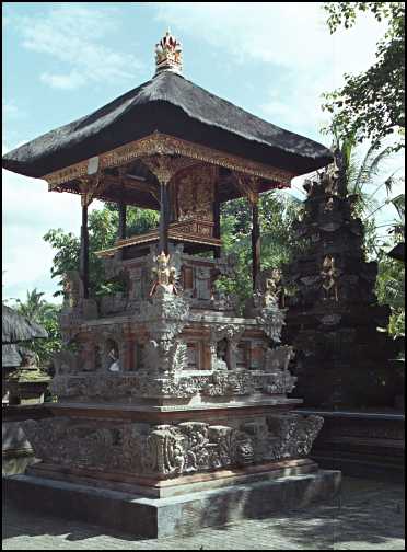 Tronstol i Penestanan tempel.jpg (30570 bytes)