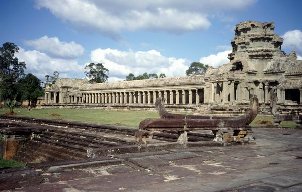 Angkor Wat 3.jpg (26880 bytes)