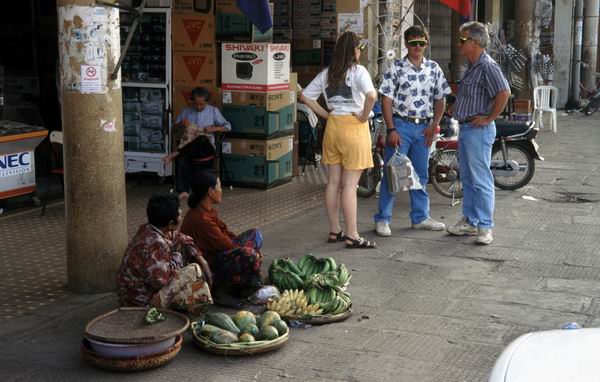 Banansaelgere og turister i Phnom Penh.jpg (32701 bytes)