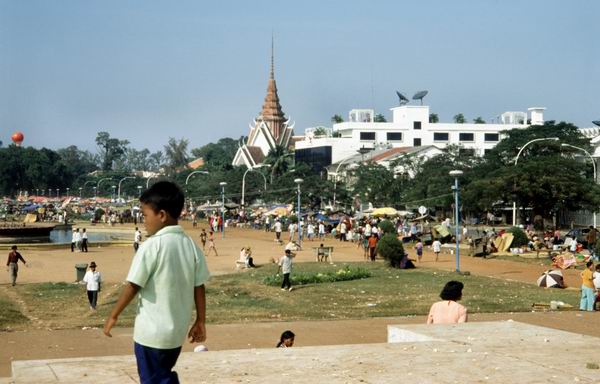 Folkefest i Phnom Penh 3.jpg (25786 bytes)