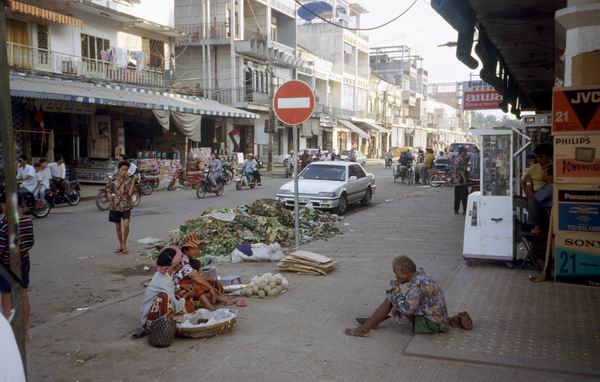 Gade i centrum af Phnom Penh 1.jpg (28551 bytes)