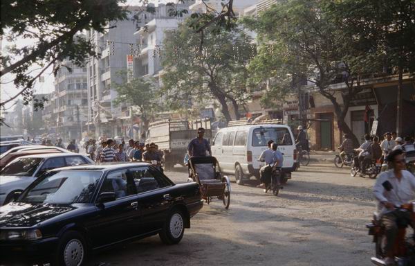 Gade i centrum af Phnom Penh 4.jpg (33169 bytes)