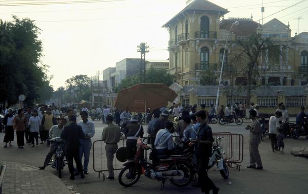 Gade i centrum af Phnom Penh 8.jpg (20531 bytes)