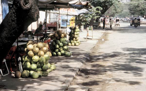 Kokosnaedder saelges paa gaden i Phnom Penh.jpg (31441 bytes)