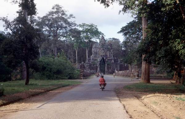 Port til Angkor Thom 1.jpg (27608 bytes)