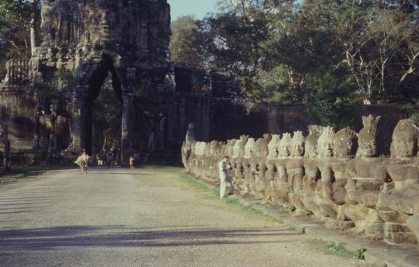 Port til Angkor Thom 2.jpg (31904 bytes)